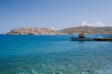 Voulisma plajı, Istron, Girit, Yunanistan tropik plajı, Yunanistan 'da tatil yapan çift