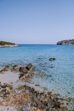 Voulisma plajı, Istron, Girit, Yunanistan tropik plajı, Yunanistan 'da tatil yapan çift