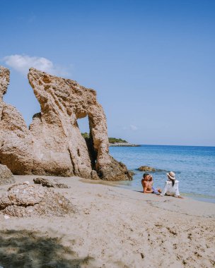 Voulisma plajı, Istron, Girit, Yunanistan tropik plajı, Yunanistan 'da tatil yapan çift