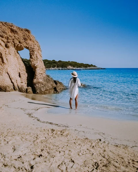 Пляж Voulisma beach, Истрон, Крит, Греция, пара на отдыхе в Греции — стоковое фото