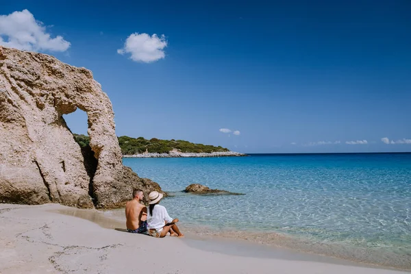 Voulismaビーチの熱帯ビーチ,イストロン,クレタ島,ギリシャ,ギリシャで休暇の間のカップル — ストック写真