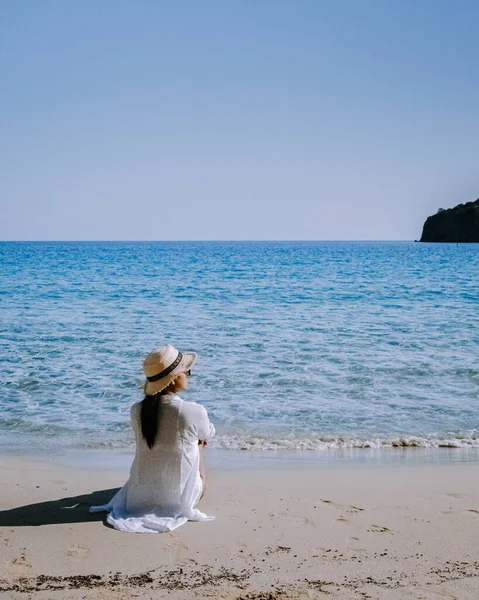 Tropischer Strand von Voulisma, Istron, Kreta, Griechenland, Paar im Urlaub in Griechenland — Stockfoto