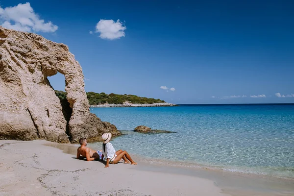 Tropisch strand van Voulisma strand, Istron, Kreta, Griekenland, paar op vakantie in Griekenland — Stockfoto