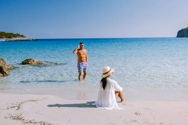 Tropisch strand van Voulisma strand, Istron, Kreta, Griekenland, paar op vakantie in Griekenland — Stockfoto