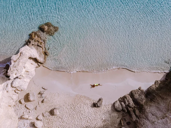 Tropisk strand i Voulisma stranden, Istron, Kreta, Grekland, par på semester i Grekland — Stockfoto