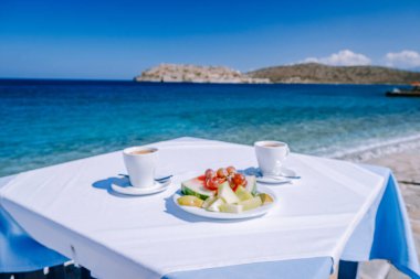 Geleneksel mavi masa, sandalye ve Girit Yunanistan plajı ile Plaka Lassithi