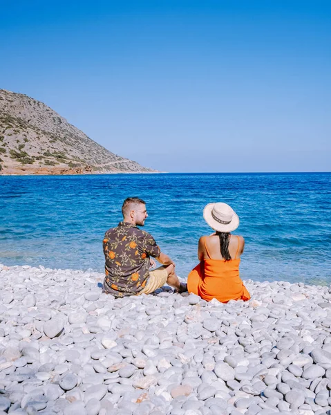 Plaka Lassithi mit seinem traditionellen blauen Tisch und Stühlen und dem Strand auf Kreta Griechenland — Stockfoto