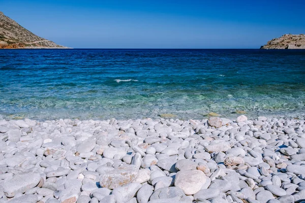 Plaka Lassithi con es tradicional mesa azul y sillas y la playa en Creta Grecia —  Fotos de Stock