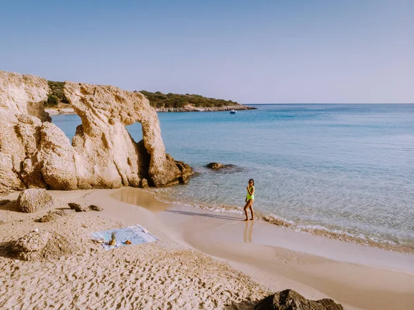 Playa tropical de Voulisma playa, Istron, Creta, Grecia, pareja de vacaciones en Grecia — Foto de Stock