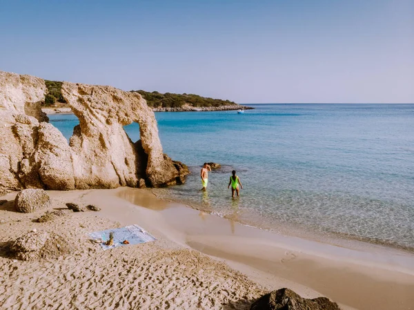 Tropisch strand van Voulisma strand, Istron, Kreta, Griekenland, paar op vakantie in Griekenland — Stockfoto