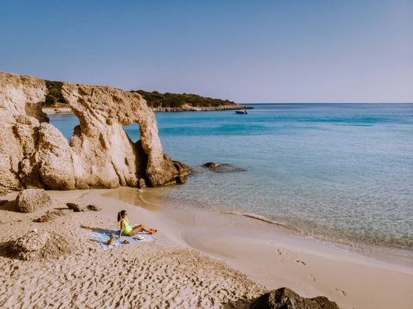 Praia tropical de Voulisma praia, Istron, Creta, Grécia, casal de férias na Grécia — Fotografia de Stock