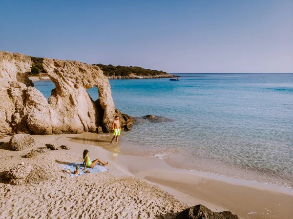 Tropisch strand van Voulisma strand, Istron, Kreta, Griekenland, paar op vakantie in Griekenland — Stockfoto