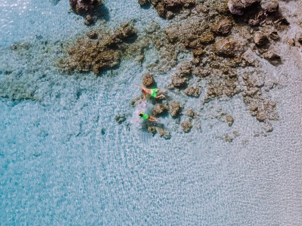 Tropikalna plaża Voulisma, Istron, Kreta, Grecja, para na wakacjach w Grecji — Zdjęcie stockowe