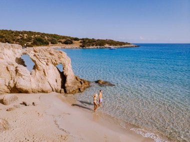 Voulisma plajı, Istron, Girit, Yunanistan tropik plajı, Yunanistan 'da tatil yapan çift