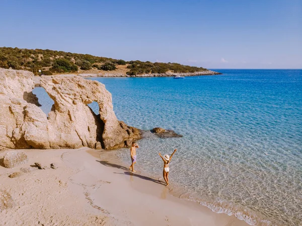 Tropisch strand van Voulisma strand, Istron, Kreta, Griekenland, paar op vakantie in Griekenland — Stockfoto