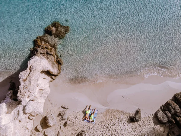 Tropisk strand i Voulisma stranden, Istron, Kreta, Grekland, par på semester i Grekland — Stockfoto