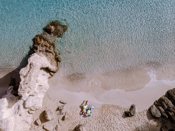 Tropisk strand i Voulisma stranden, Istron, Kreta, Grekland, par på semester i Grekland — Stockfoto