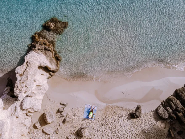 Tropisk strand i Voulisma stranden, Istron, Kreta, Grekland, par på semester i Grekland — Stockfoto