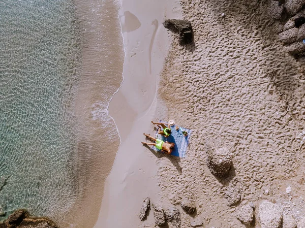 Tropisk strand i Voulisma stranden, Istron, Kreta, Grekland, par på semester i Grekland — Stockfoto