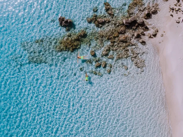 Tropisk strand i Voulisma stranden, Istron, Kreta, Grekland, par på semester i Grekland — Stockfoto