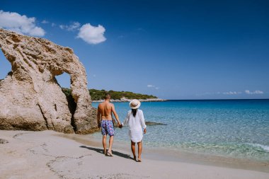 Voulisma plajı, Istron, Girit, Yunanistan tropik plajı, Yunanistan 'da tatil yapan çift