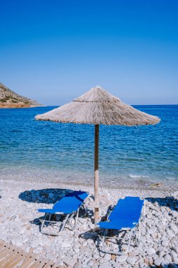 Geleneksel mavi masa, sandalye ve Girit Yunanistan plajı ile Plaka Lassithi