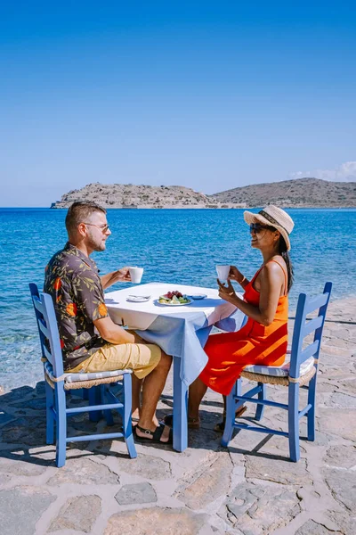 Plaka Lassithi с традиционным синим столом и стульями и пляжем на Крите, Греция — стоковое фото