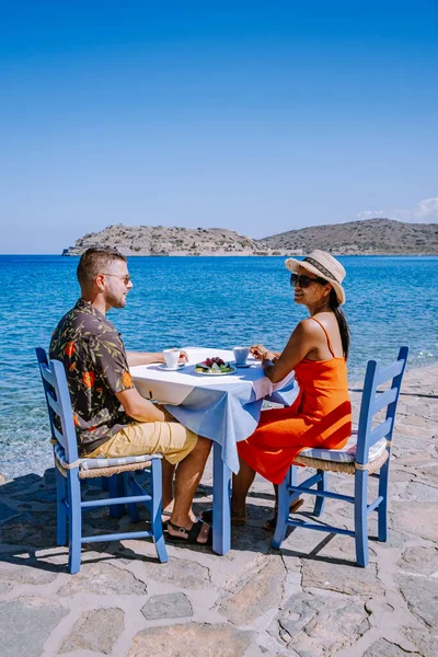 プラカLassithiと伝統的な青いテーブルと椅子とクレタ島ギリシャのビーチです。 — ストック写真
