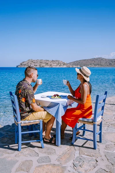Plaka Lassithi con il suo tradizionale tavolo e sedie blu e la spiaggia di Creta Grecia — Foto Stock