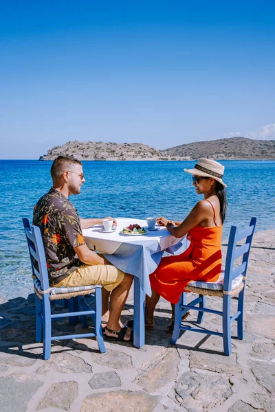 Geleneksel mavi masa, sandalye ve Girit Yunanistan plajı ile Plaka Lassithi — Stok fotoğraf