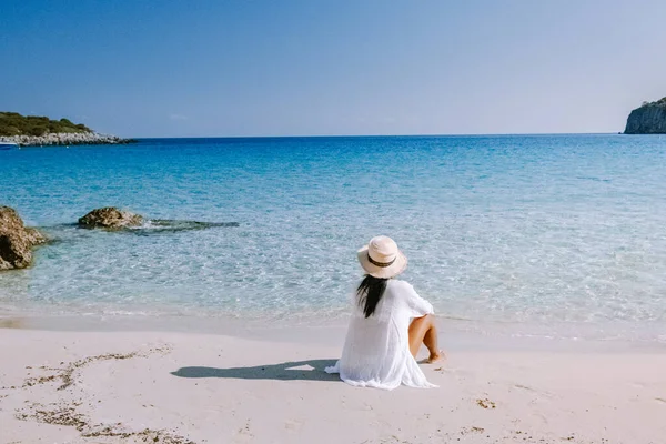 Voulisma plajı, Istron, Girit, Yunanistan tropik plajı, Yunanistan 'da tatil yapan çift