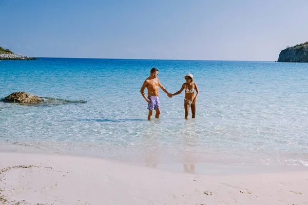 Spiaggia tropicale della spiaggia di Voulisma, Istron, Creta, Grecia, coppia in vacanza in Grecia — Foto Stock