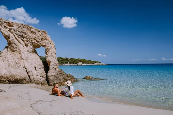 Tropisch strand van Voulisma strand, Istron, Kreta, Griekenland, paar op vakantie in Griekenland — Stockfoto
