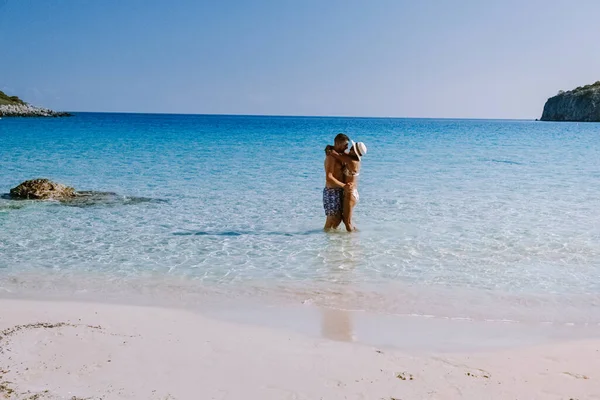 Voulismaビーチの熱帯ビーチ,イストロン,クレタ島,ギリシャ,ギリシャで休暇の間のカップル — ストック写真