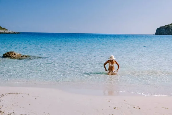 Voulisma plajı, Istron, Girit, Yunanistan tropik plajı, Yunanistan 'da tatil yapan çift — Stok fotoğraf