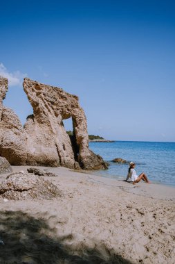 Voulisma plajı, Istron, Girit, Yunanistan tropik plajı, Yunanistan 'da tatil yapan çift