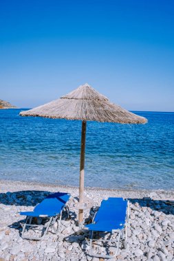 Geleneksel mavi masa, sandalye ve Girit Yunanistan plajı ile Plaka Lassithi