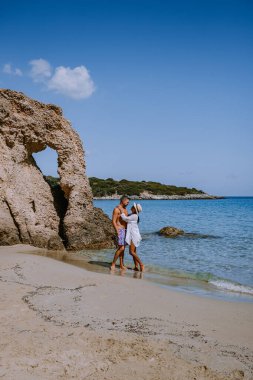 Voulisma plajı, Istron, Girit, Yunanistan tropik plajı, Yunanistan 'da tatil yapan çift