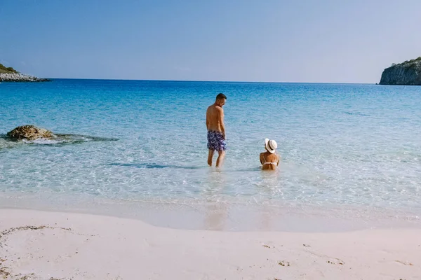 Tropischer Strand von Voulisma, Istron, Kreta, Griechenland, Paar im Urlaub in Griechenland — Stockfoto