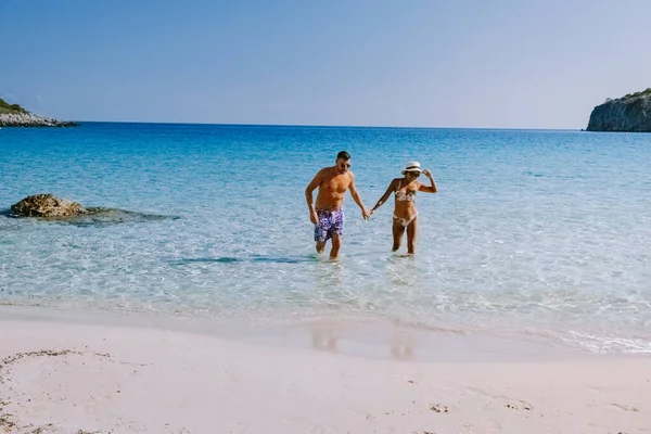 Tropisch strand van Voulisma strand, Istron, Kreta, Griekenland, paar op vakantie in Griekenland — Stockfoto