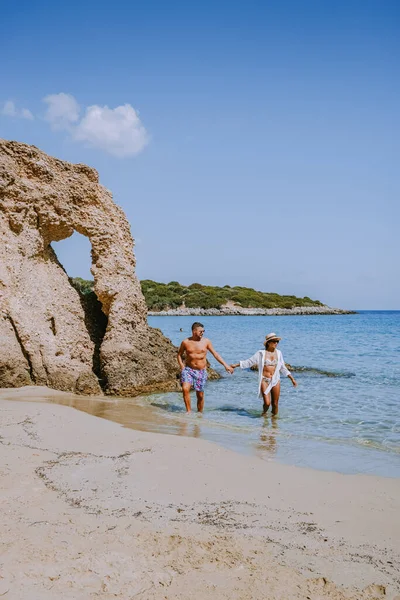 Tropisch strand van Voulisma strand, Istron, Kreta, Griekenland, paar op vakantie in Griekenland — Stockfoto