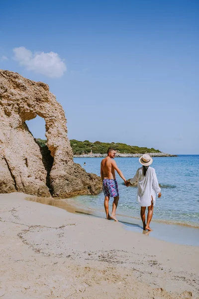 Voulismaビーチの熱帯ビーチ,イストロン,クレタ島,ギリシャ,ギリシャで休暇の間のカップル — ストック写真