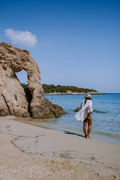 Tropisch strand van Voulisma strand, Istron, Kreta, Griekenland, paar op vakantie in Griekenland — Stockfoto