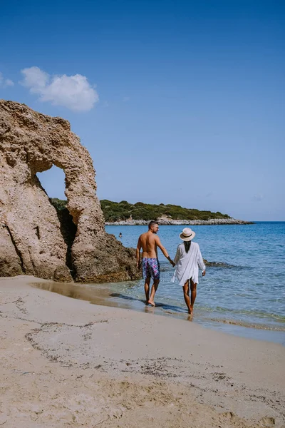 Voulisma plajı, Istron, Girit, Yunanistan tropik plajı, Yunanistan 'da tatil yapan çift