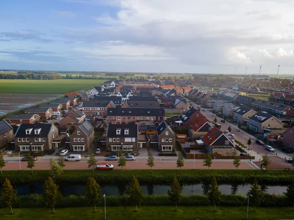 Vista dall'alto della casa Villaggio da Drone cattura nella casa d'aria è tetto marrone Urk Paesi Bassi Flevoland — Foto Stock