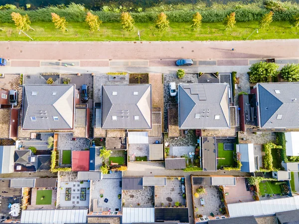 Vista superior de la casa Village de Drone captura en la casa de aire es techo marrón Urk Países Bajos Flevoland — Foto de Stock