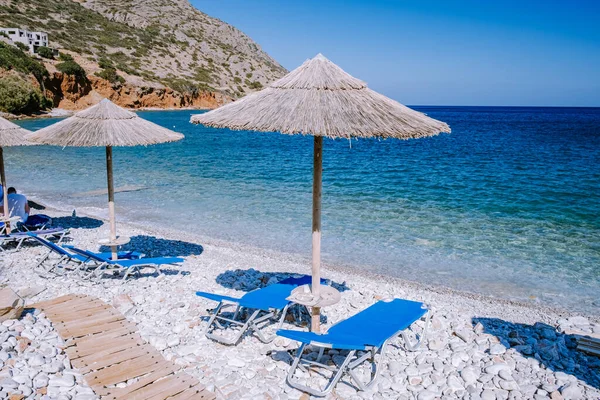 Plaka Lassithi con es tradicional mesa azul y sillas y la playa en Creta Grecia — Foto de Stock