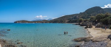Voulisma plajı, Istron, Girit, Yunanistan tropik plajı, Yunanistan 'da tatil yapan çift
