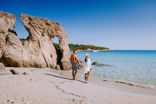 Пляж Voulisma beach, Истрон, Крит, Греция, пара на отдыхе в Греции — стоковое фото