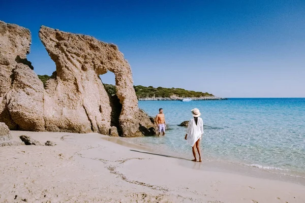 Playa tropical de Voulisma playa, Istron, Creta, Grecia, pareja de vacaciones en Grecia — Foto de Stock